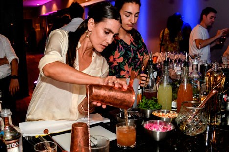 Mona Gallosi preparó los tragos de la noche
