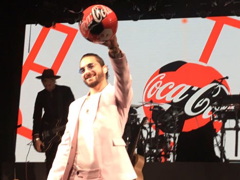 Maluma con la pelota de Coca-Cola en alto