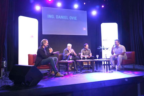 Eduardo Bergallo, moderador, junto a Norberto Caudet, David Chaikh y Daniel Ovie