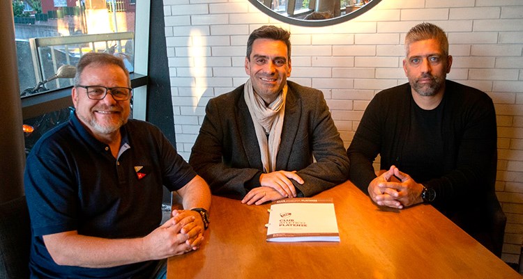 Claudio Barilaro (secretario de Platense), Baltazar Castelnau (CEO Supernova) y Sebastián Ordóñez (presidente de Platense)