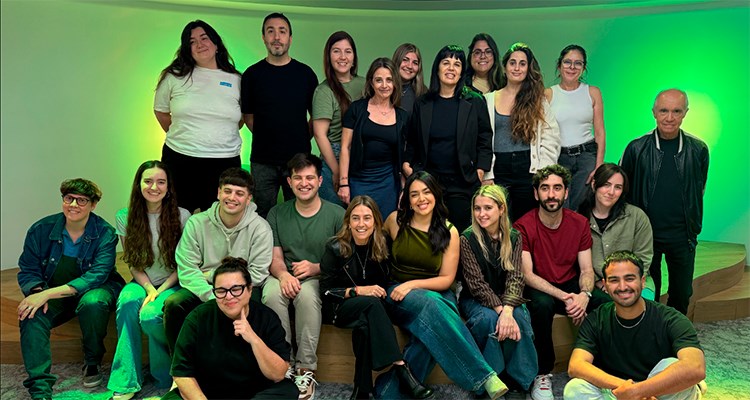 Ángela Leiva firma con FONO y abre una nueva etapa internacional en su carrera