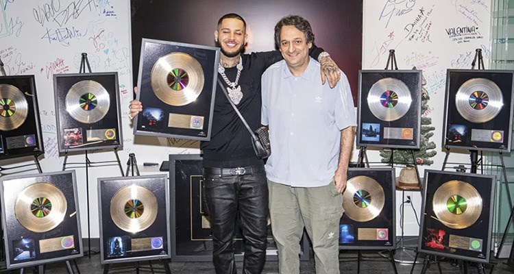 ROA junto a Angel Kaminsky, presidente de Universal Music Latino