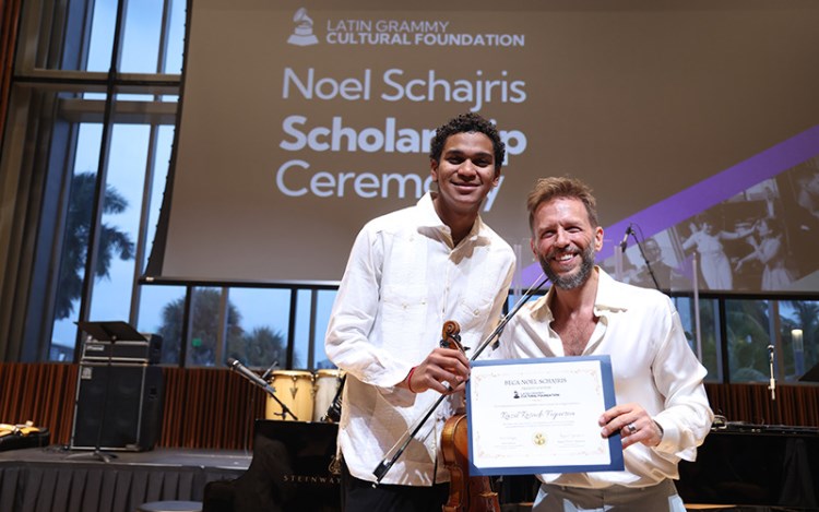 Noel Schajris y el violinista puertorriqueño Razil Rosado Figueroa