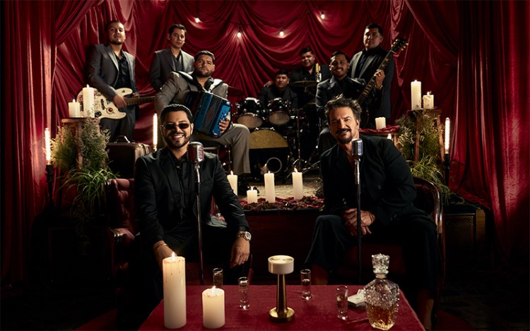 Ricardo Arjona presenta Amor Factura junto a Grupo Firme